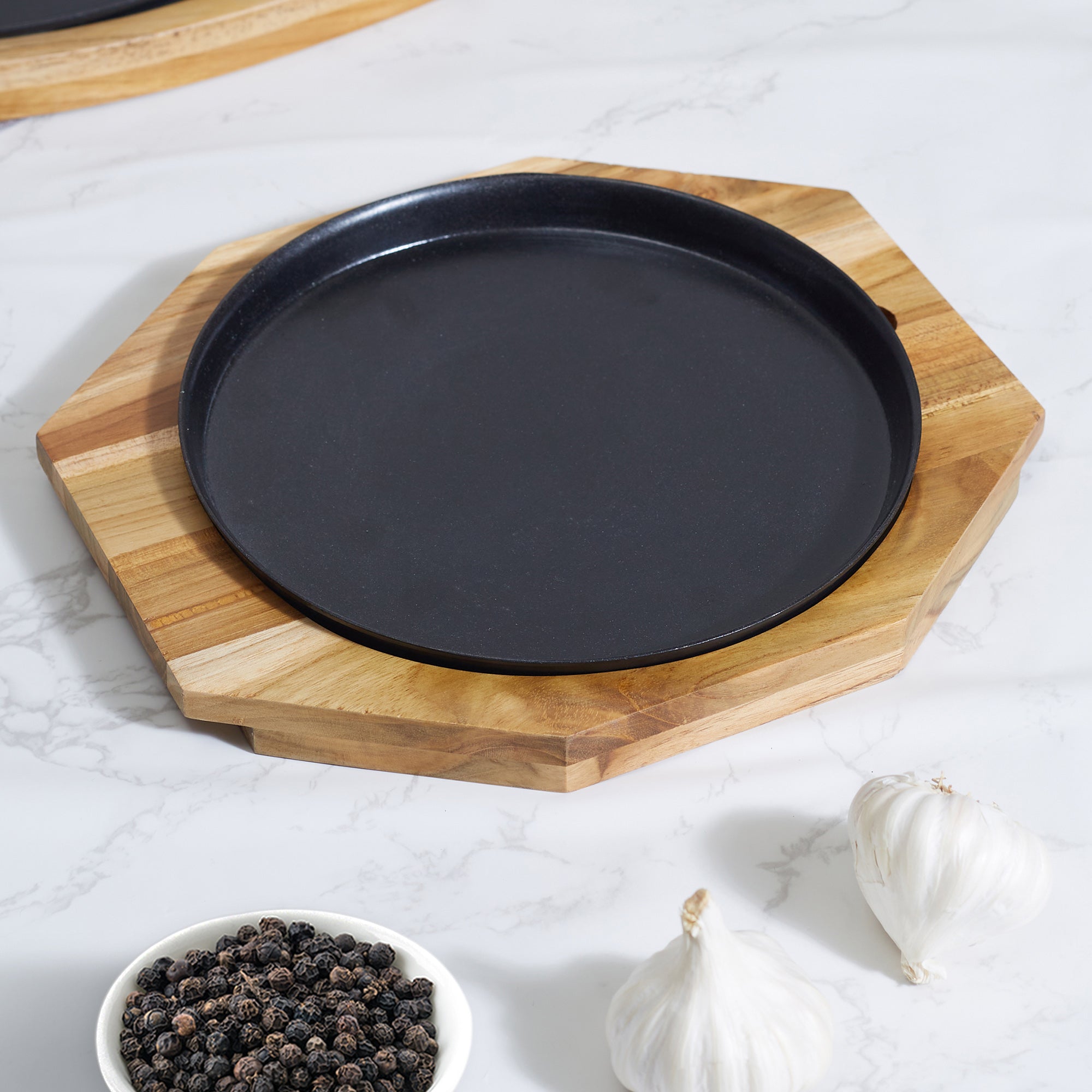 Beautiful Kitchen Metal and Wood Sizzler Plate Round in Brown Colour