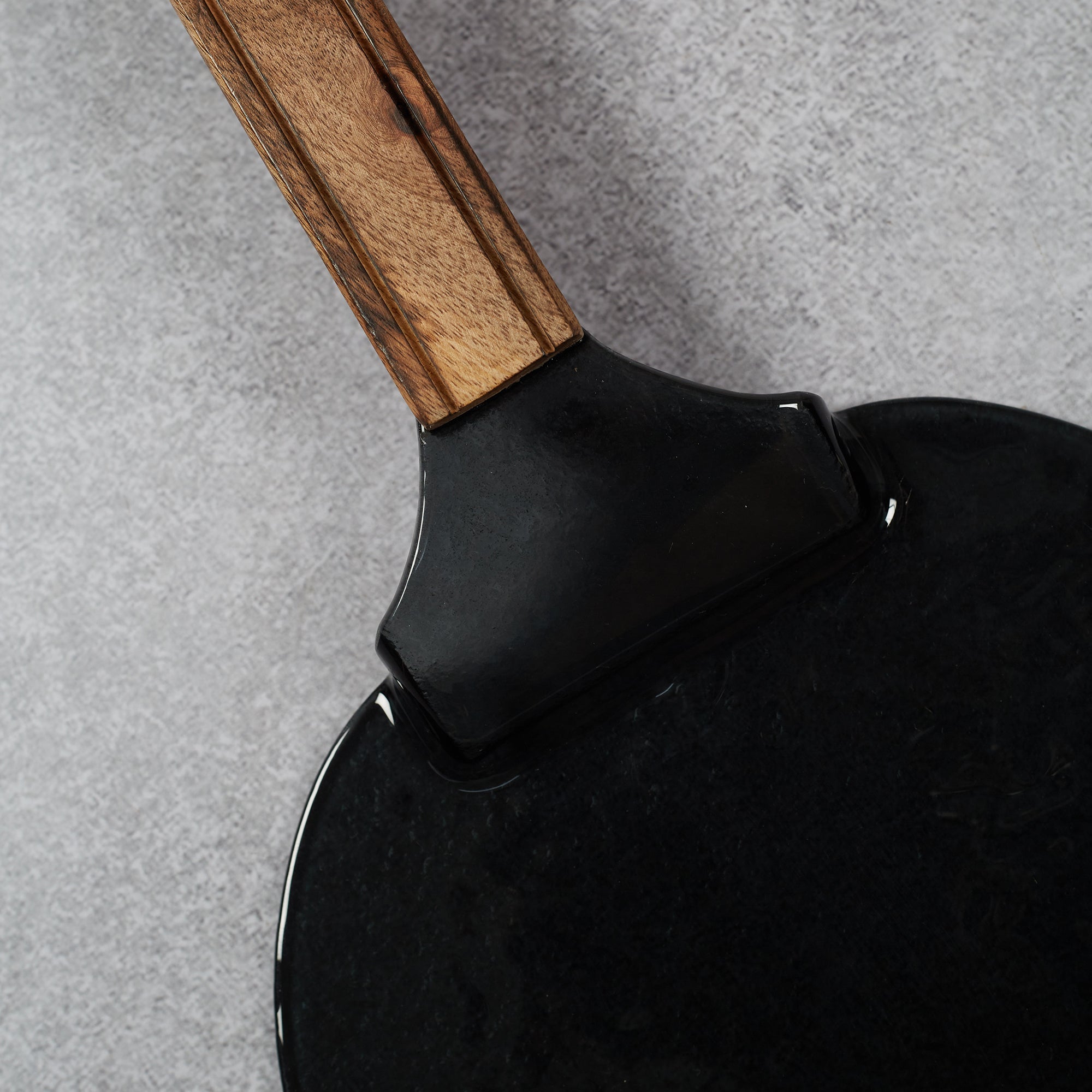 Ebony Glass & Wooden Shovel Pizza Platter in Black Texture Colour