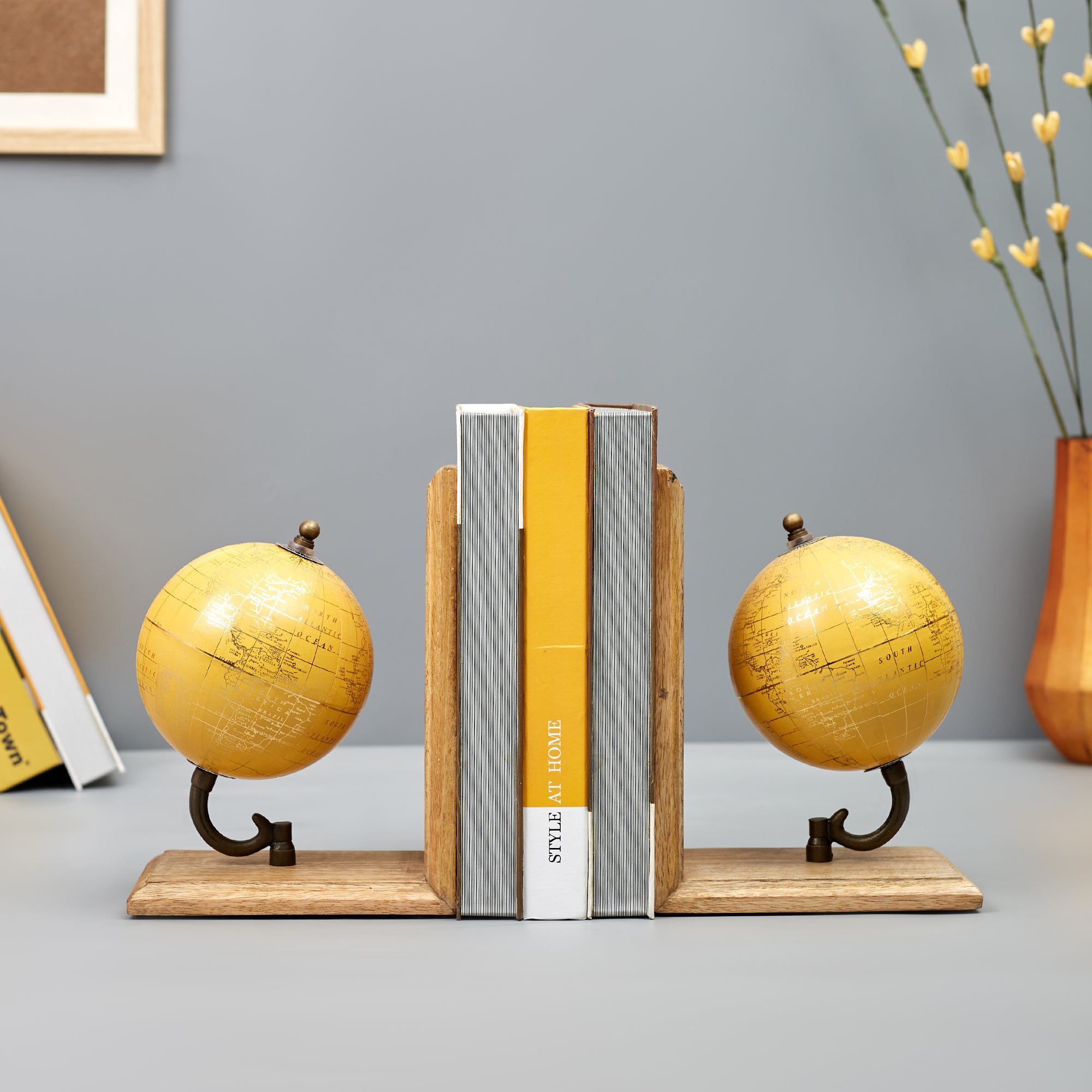 Venice Wood and Metal Set Of 2 Bookend Globe 17x11x26 Cm in Mustard Colour