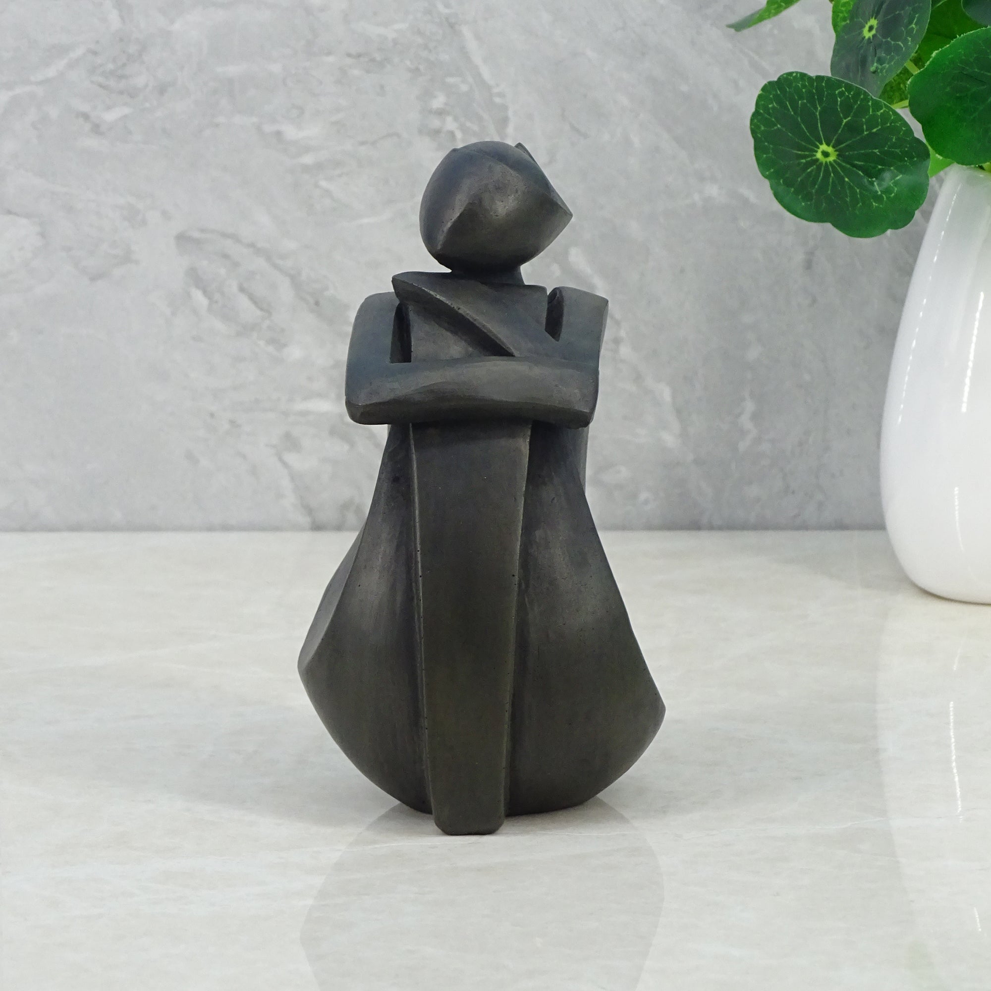 Noire Polyresin Woman Modesty Pose 15 Cm in Black Colour