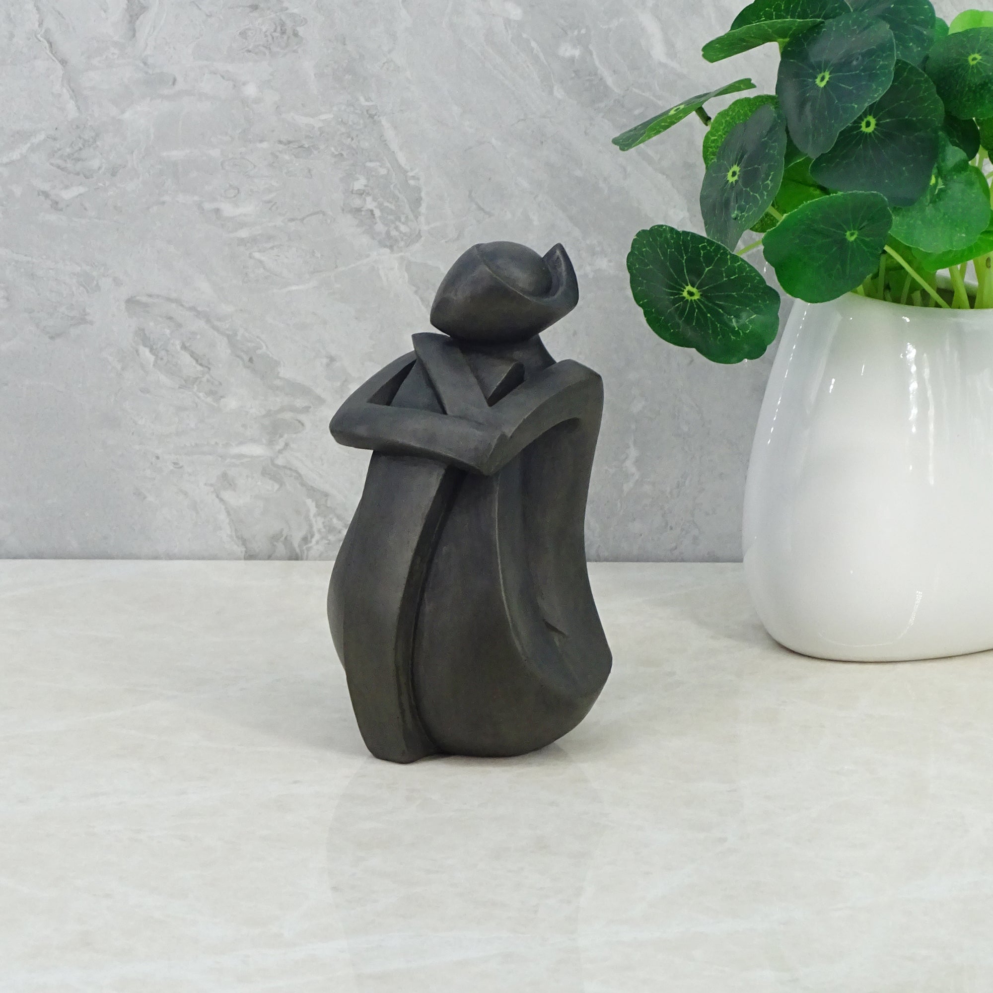 Noire Polyresin Woman Modesty Pose 15 Cm in Black Colour
