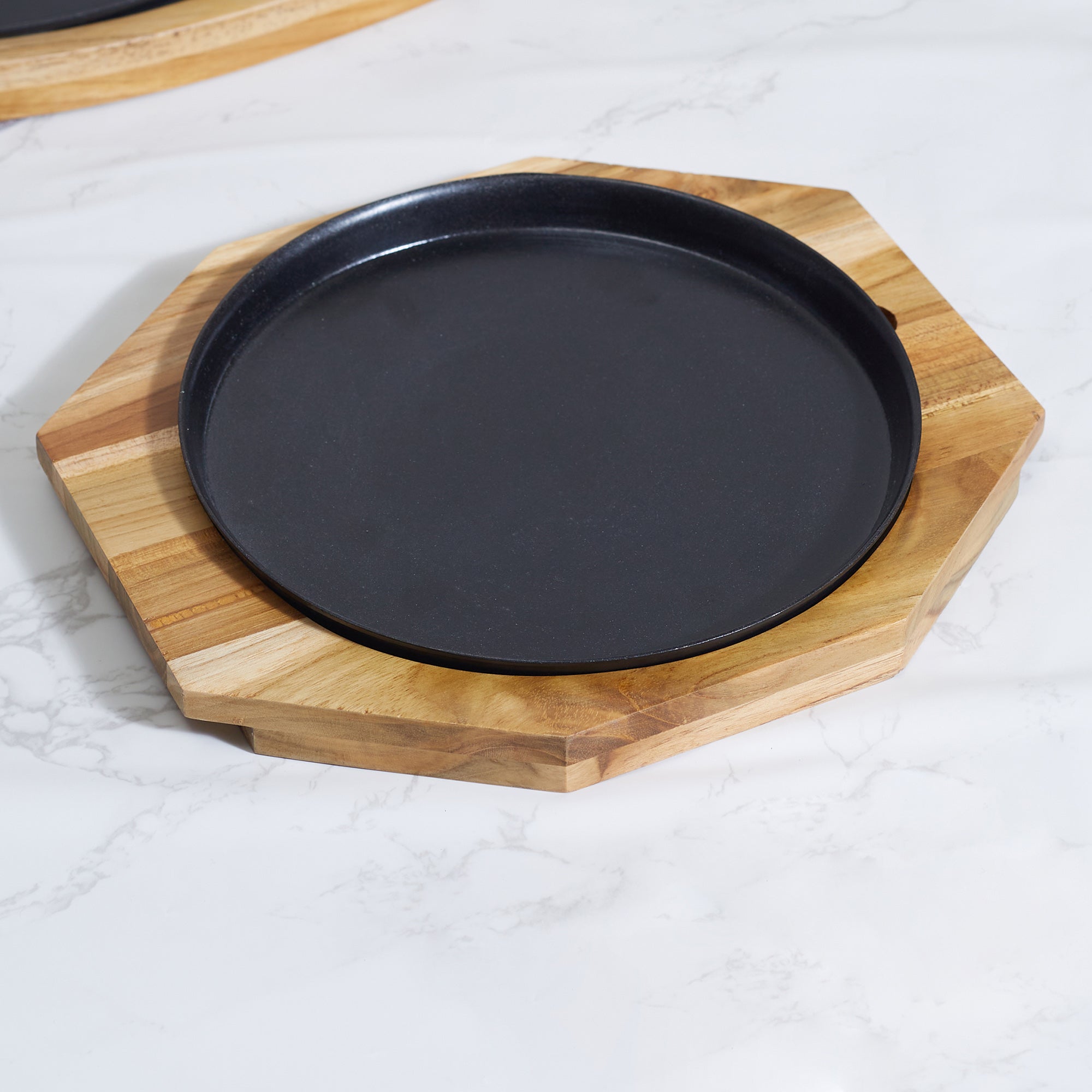 Beautiful Kitchen Metal and Wood Sizzler Plate Round in Brown Colour