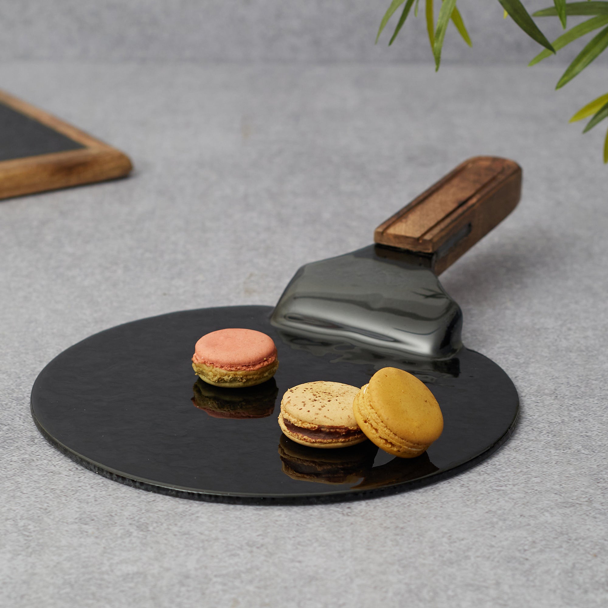 Ebony Glass & Wooden Shovel Pizza Platter in Black Texture Colour