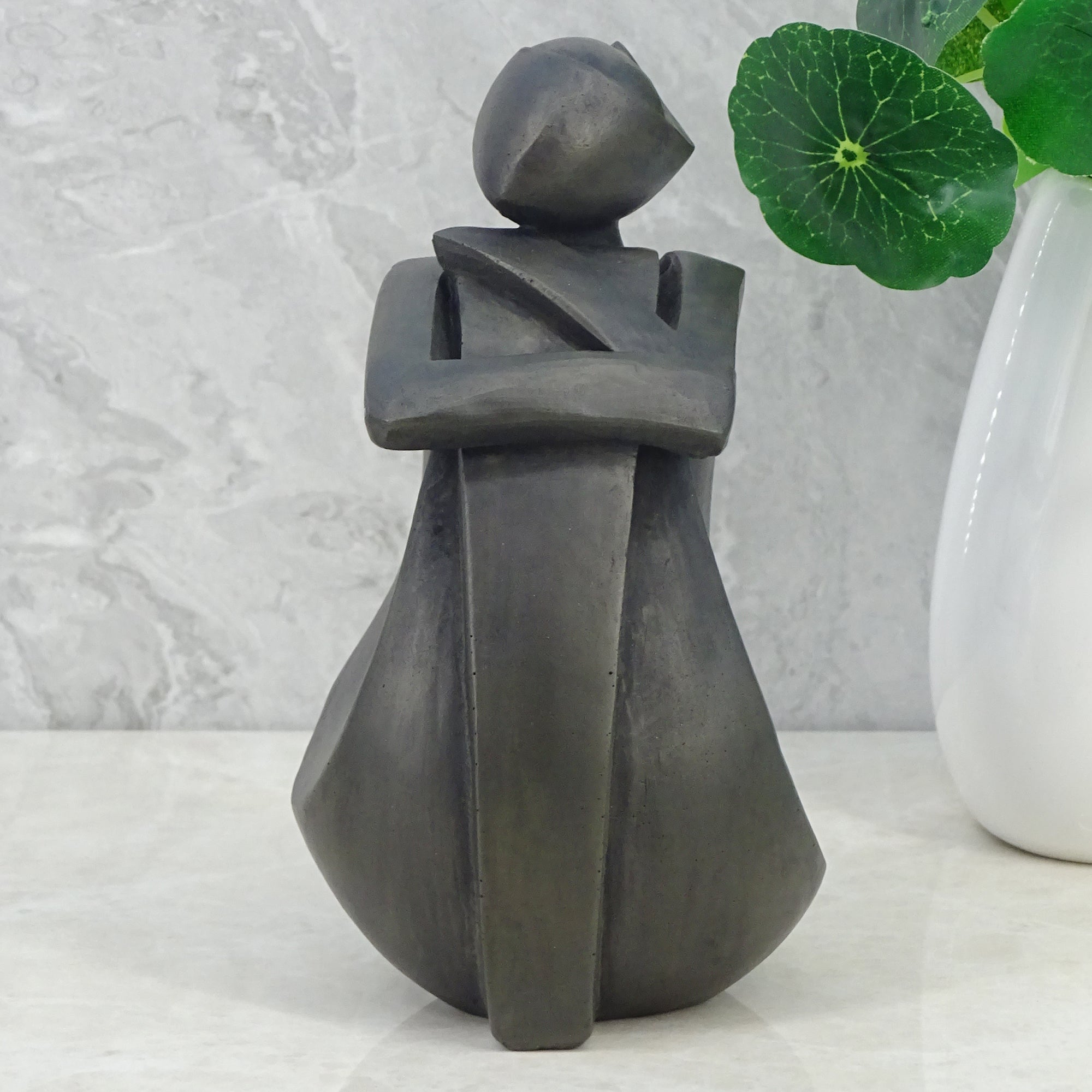 Noire Polyresin Woman Modesty Pose 15 Cm in Black Colour