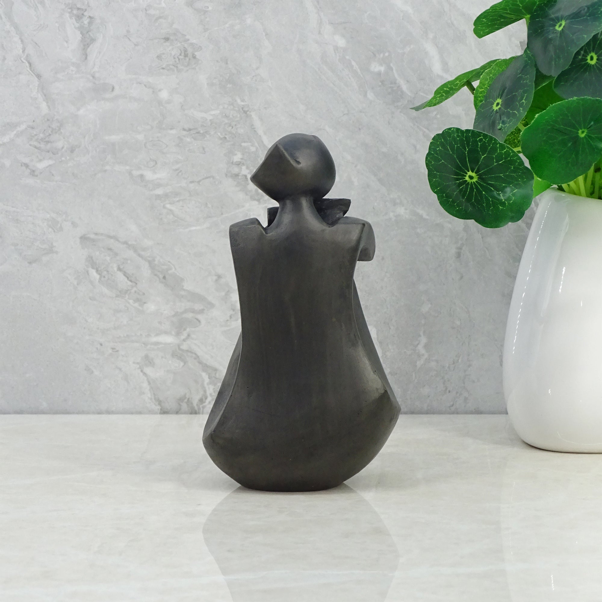 Noire Polyresin Woman Modesty Pose 15 Cm in Black Colour