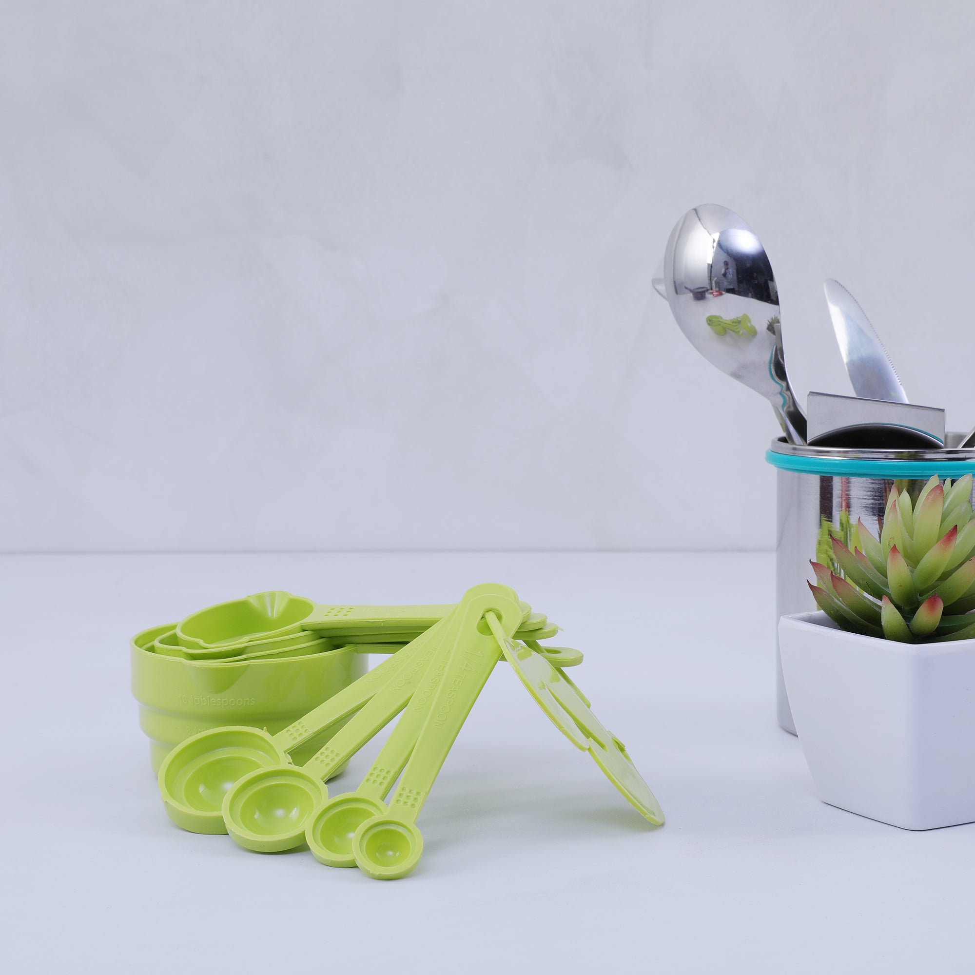 Bakalicious Plastic Measuring Cups 8 Pieces in Green Colour